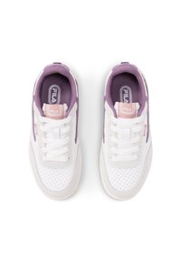 Sneaker bianchi e lavanda con tomaia in pelle testurizzata, punta perforata e lacci bianchi piatti. Presentano una morbida fodera interna e dettagli con il logo.
