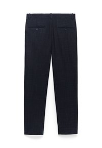 Pantaloni blu scuro realizzati in tessuto testurizzato. Presentano due tasche posteriori con bottoni e un frontale piatto. Design sartoriale con gamba dritta.