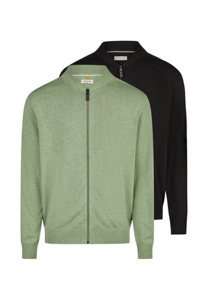 To herre-sweatre med lynlås, den ene lysegrøn foran og den anden sort lidt bagved, begge med ribstrikkede manchetter og kraver.