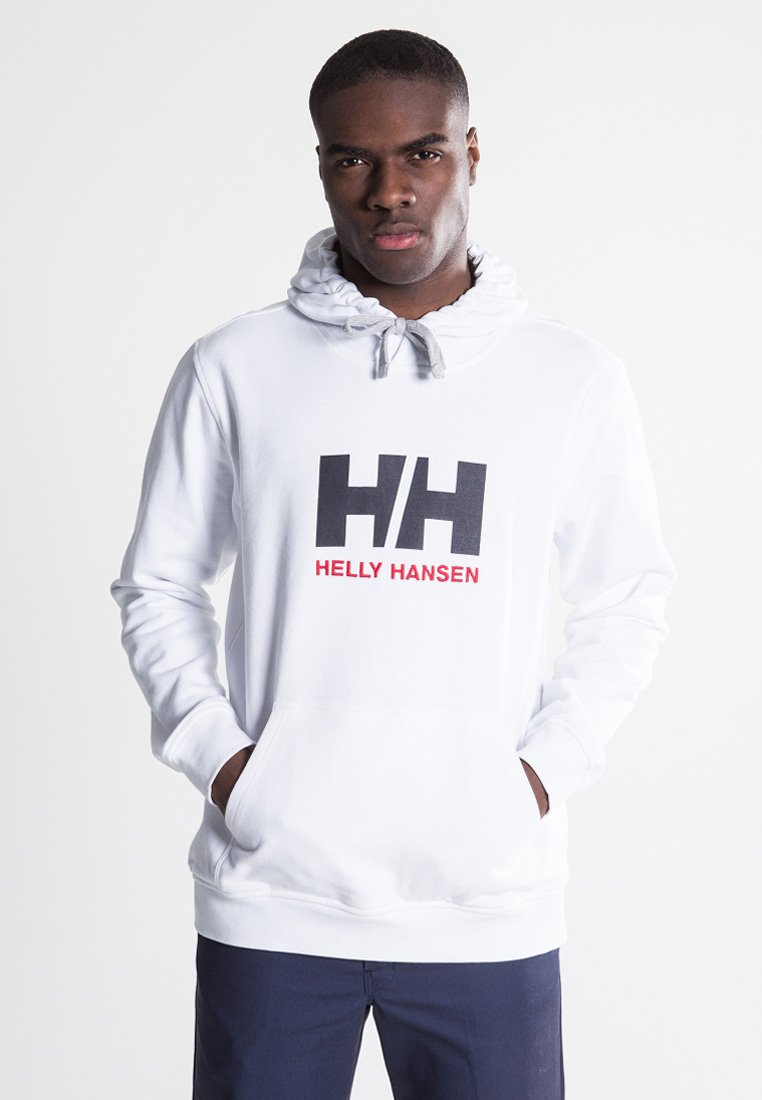 Sudadera blanca de mezcla de algodón, con un bolsillo delantero, capucha con cordón y un destacado logo "Helly Hansen" en negro y rojo.