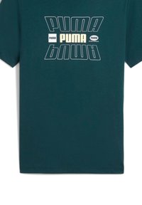 Camiseta verde azulado oscuro con varios logotipos de "Puma" en diferentes tipografías y tamaños a lo largo del pecho, incluyendo un texto en espejo en la parte inferior.