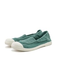 Zelene platnene slip-on čevlje z teksturirano zgornjimi deli, belimi gumijastimi podplati in zaobljenimi kapicami prstov, ki imajo šivano podrobnosti vzdolž šivov.