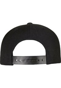 Sort snapback kasket med tekstureret stof, flad skygge, justerbar plastikrem bagpå og ventilationshuller for åndbarhed.