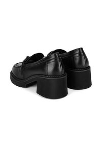 Mustvalge kunstnahast kingad ümmarguse varbaga, tugeva kummist kontsaga ja ribateraskonstruktsiooniga. Omavad minimaalseid õmblusi ja siledat pinda.