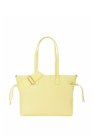 Sac cabas jaune avec logos embossés, doubles poignées, sangle d'épaule réglable et détails à cordon latéraux.