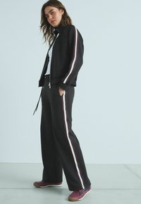 Next SIDE STRIPE JOGGERS - Träningsbyxor - black white