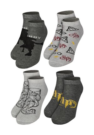 Vier Paar Harry Potter-Themen-Knöchelsocken mit Symbolen, Charakteren, Brillen und Schriftzug in Schwarz, Grau, Gelb und Rot.