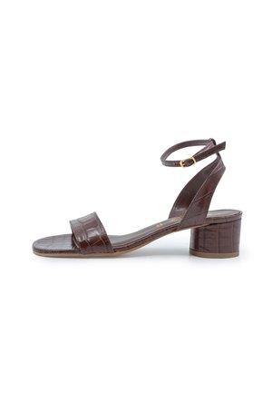 Sandale marron en cuir à bout ouvert, talon bloc bas, bride cheville avec boucle dorée, et motif texturé sur la semelle et le talon.