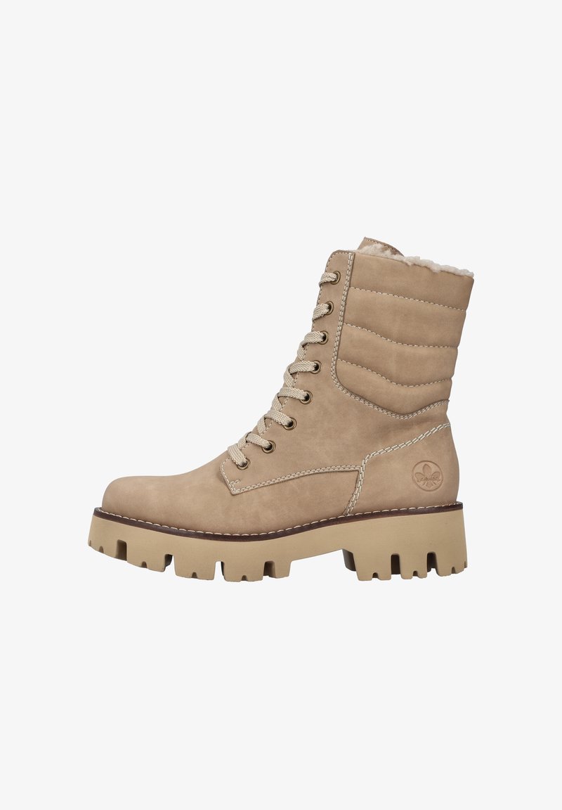 Bottine beige avec une semelle robuste, tige en cuir texturé, col rembourré et design à lacets. Comprend des coutures décoratives et un détail de logo.