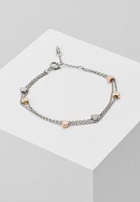Silberne Kettenarmband mit herzförmigen Akzenten in Gold- und Roségoldtönen, mit einem Karabinerverschluss und strukturierten Details.