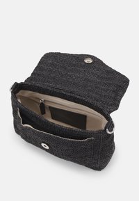 Borsa nera intrecciata con esterno testurizzato, chiusura a scatto magnetico e tasca interna. Presenta un rivestimento beige e dettagli in hardware argentato.