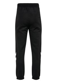 Pantalones de chándal negros con cintura y puños elásticos, con franjas en forma de cheurón blancas en los lados exteriores de las piernas.