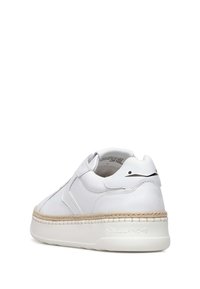 Sneaker bianca in pelle con superficie texturizzata, dotata di una suola intermedia in juta intrecciata, design slip-on e sottili dettagli neri sul tallone.