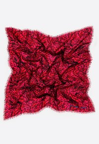 Sciarpa rossa a fantasia con bordo strutturato e sfrangiato. Il design include macchie di leopardato nere su uno sfondo rosa vibrante.
