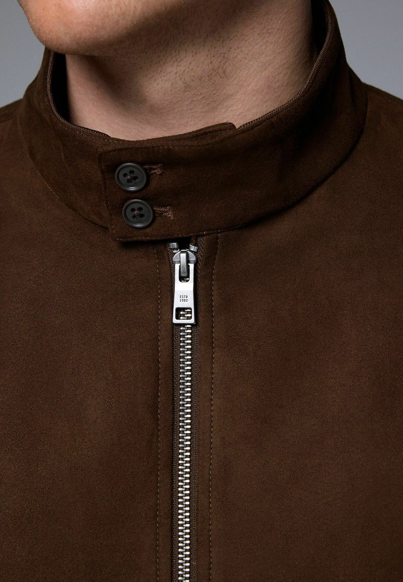 Comment porter une veste harrington en cuir marron clair avec un jean