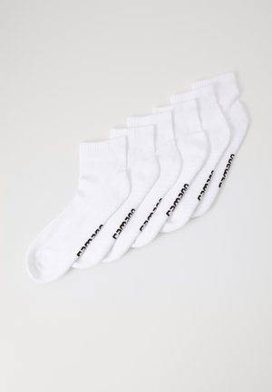 Seks par hvide bomuldsokker med ribbede manchetter; hvert par har sort branding på siden. Glat tekstur og ankellængde design.