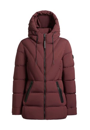 Burgundia värviga puffer jope, millel on liigendatud disain, kapuuts ja mustad aktsendid. Omab diagonaalset tikandit, kahte esimest lukuga taskut ja kesklukku.