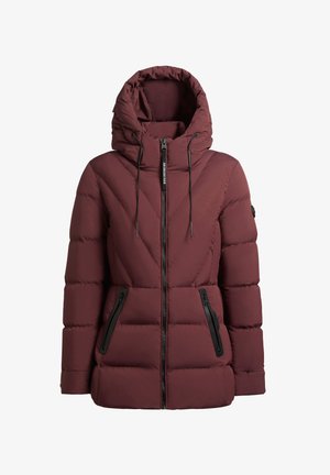 Burgundia värviga puffer jope, millel on liigendatud disain, kapuuts ja mustad aktsendid. Omab diagonaalset tikandit, kahte esimest lukuga taskut ja kesklukku.