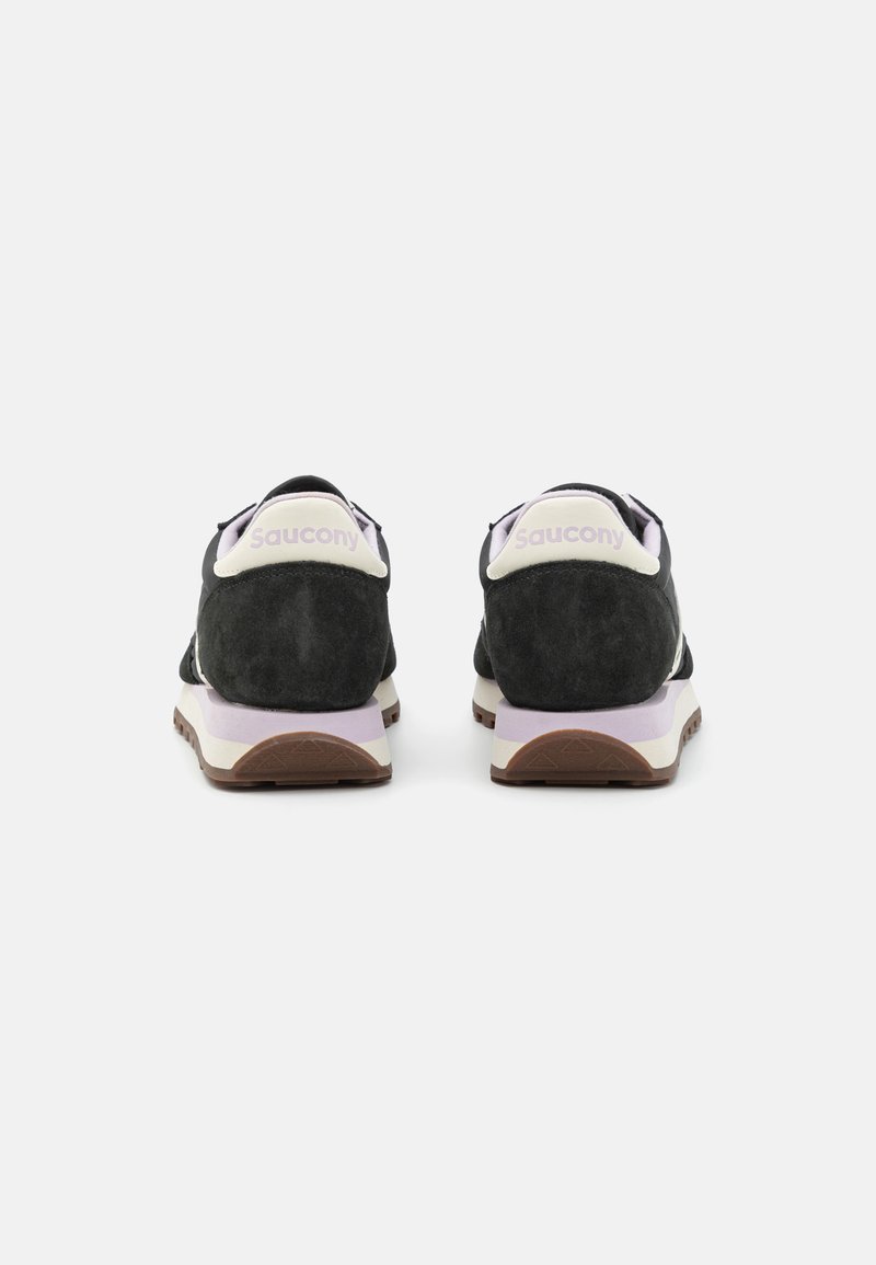 Schwarze Wildleder-Sportschuhe mit weißen und helllila Akzenten, ausgestattet mit einer gepolsterten Sohle, runder Zehenpartie und Logodetail an der Ferse.