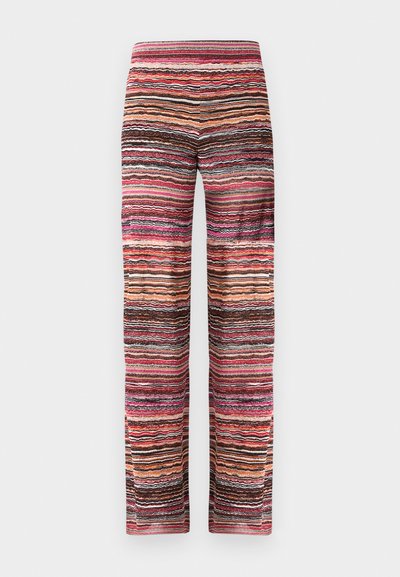 Prúžkované široké nohavice s viacfarebným vzorom v ružovej, oranžovej, hnedej a čiernej farbe, vyrobené z hladkého, ľahkého materiálu.