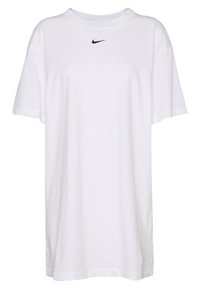 Vit bomullströja med lös passform, rund halsringning och korta ärmar. Har en liten svart Nike-logotyp på bröstet.