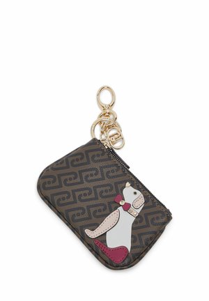 Portamonete marrone con motivi e clip dorata per portachiavi, decorato con un'applicazione di un cane con papillon e collare rosa.