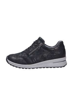 Schwarzer Wildleder-Sneaker mit seitlichem Reißverschluss, Schnürung vorne und dicker weißer Sohle mit schwarzem Profil, von der Außenseite auf weißem Hintergrund gezeigt.