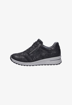 Schwarzer Wildleder-Sneaker mit seitlichem Reißverschluss, Schnürung vorne und dicker weißer Sohle mit schwarzem Profil, von der Außenseite auf weißem Hintergrund gezeigt.
