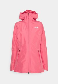 Chaqueta impermeable rosa con capucha, cierre de cremallera en la parte delantera y cintura elástica. Presenta bolsillos laterales y un logo en la parte superior izquierda del pecho. Textura suave.