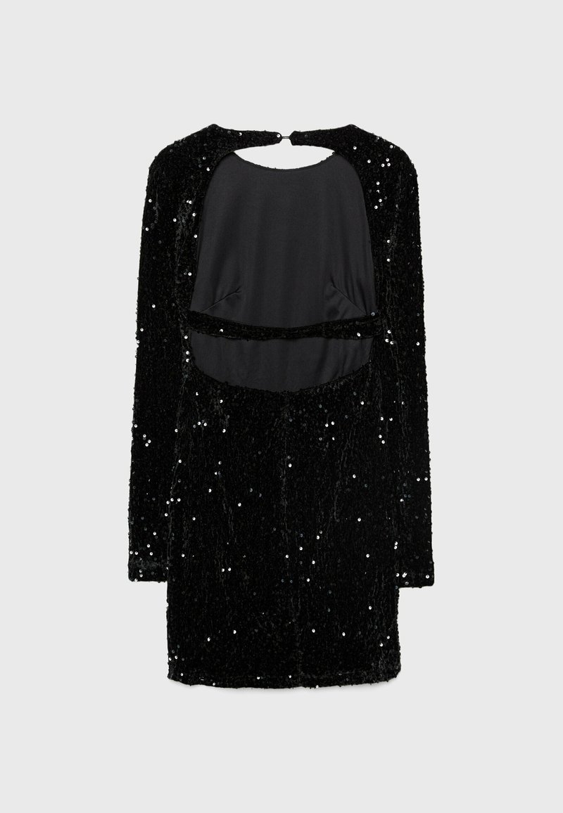 Schwarzes Kleid mit einem paillettenbesetzten Stoff, langen Ärmeln und einem runden Rückenausschnitt. Es hat ein glattes, einfarbiges Futter für zusätzlichen Komfort.