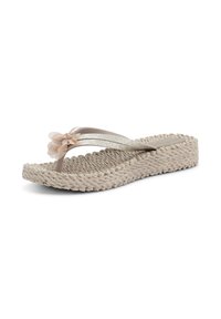 Chancleta de cuña con textura tejida en color beige, con correas brillantes y una delicada decoración de flor de tela cerca de la tira del dedo.