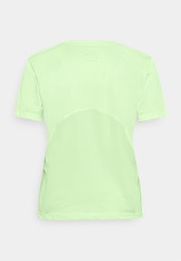 Jasnozielona koszulka sportowa z krótkim rękawem, z siateczkowym panelem wentylacyjnym na dolnej części pleców, pokazana z tyłu.