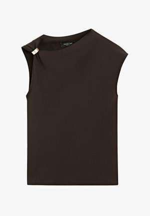 Bezrękawnik w ciemnobrązowym kolorze z asymetrycznym dekoltem ozdobionym małym złotym zapięciem w okolicy lewego ramienia.