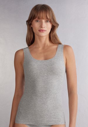 Grijze tanktop van ribbelstof. Beschikt over een ronde halslijn en brede schouderbanden, wat zorgt voor een comfortabele pasvorm en een gladde textuur.
