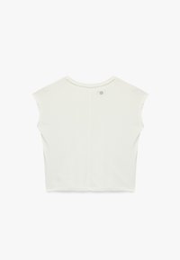 Camiseta blanca recortada con mangas cortas, hecha de un tejido suave. Presenta un escote redondo y un pequeño detalle de logo en la parte superior de la espalda.