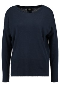 Maglione blu navy realizzato in tessuto morbido, con scollatura ampia, maniche lunghe, orlo a costine e vestibilità leggermente ampia. Dettaglio strutturato sul collo.