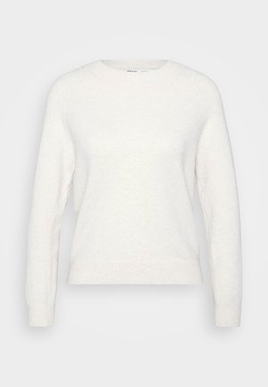 Witte lange mouwen crew neck trui met ribgebreide manchetten en zoom, weergegeven op een effen lichtgrijze achtergrond.