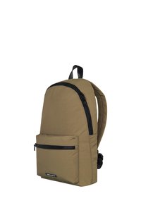 Un sac à dos vert olive au design épuré, avec une poche zippée à l'avant, des fermetures éclair noires et des bretelles rembourrées réglables.
