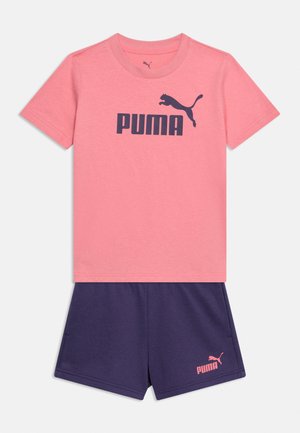 Ružové tričko Puma s krátkym rukávom a námorníckym logom, doplnené o námornícke šortky Puma s malým ružovým logom na nohavici.