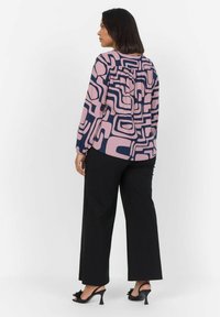 Langærmet bluse med et geometrisk mønster i pink og marineblå, med en plisseret ryg. Sæt sammen med sorte bredbenede bukser og hæl sandaler.