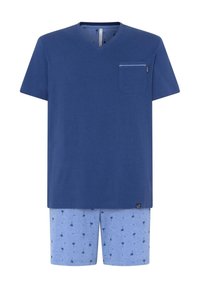 Camiseta de algodón azul de manga corta con escote en V y un bolsillo en el pecho, combinada con pantalones cortos de un azul claro con un patrón de palmeras.