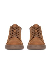 Hnědé semišové vysoké tenisky s šněrovacím designem, kulatou špičkou a gumovou podešví. Obsahují boční zipy a texturované akcenty na vršku.
