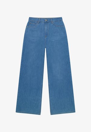 Vaqueros de mezclilla azul de pierna ancha con cintura alta, cierre de botones, presillas para cinturón y bolsillos frontales sobre un fondo blanco.