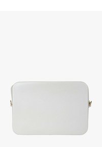 Borsa rettangolare bianca in eco-pelle con bordi arrotondati. Dotata di ferrature color oro e due anelli laterali per agganciare una tracolla. Texture liscia.