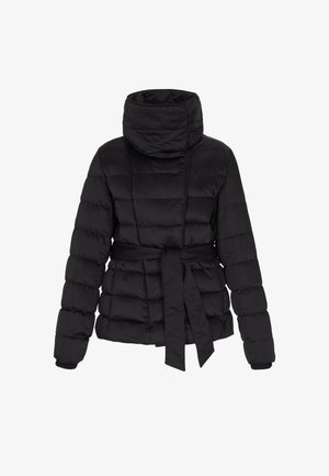 Sort pufferjakke med høj krave, bælte i taljen og quiltet design. Lavet af glat, letvægtsstof med elastiske manchetter.