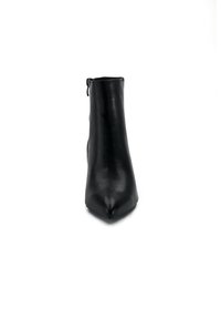 Schwarze Lederknöchelstiefel mit spitzer Zehe, glatter Textur und seitlichem Reißverschluss für den Verschluss. Minimalistisches Design, keine sichtbaren Muster oder Akzente.