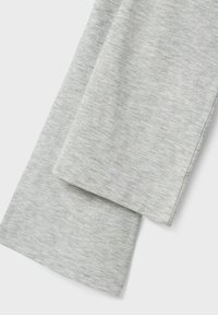 Tessuto grigio chiaro, texture liscia con motivo mélange, caratterizzato da tagli dritti e bordi rifiniti con cura.