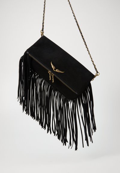 Schwarze Wildleder-Crossbody-Tasche mit langen Fransen; sie verfügt über ein goldenes Flügel-Emblem und einen Reißverschluss, ergänzt durch einen Kettenriemen.