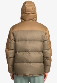 Geïsoleerde pufferjack in aardetinten, met een afneembare capuchon, geborduurd textuur en een bicolor ontwerp van lichtbruin en olijfgroen.