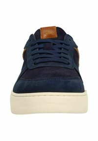 Marineblauwe sneaker met bruin leren accenten en een witte zool, voorzien van veters en een gestikt logo label op de tong. Vooraanzicht weergegeven.